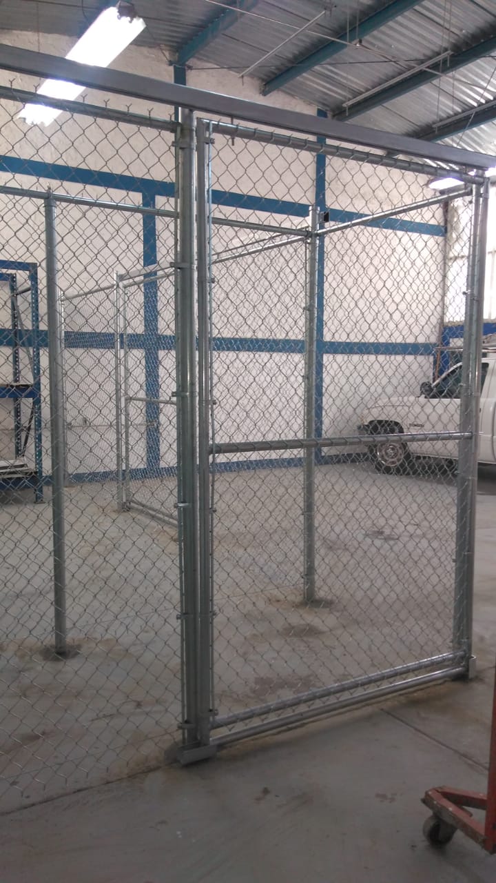 Instalación de cerco de Malla Ciclón con puertas corredizas en Zapopan
