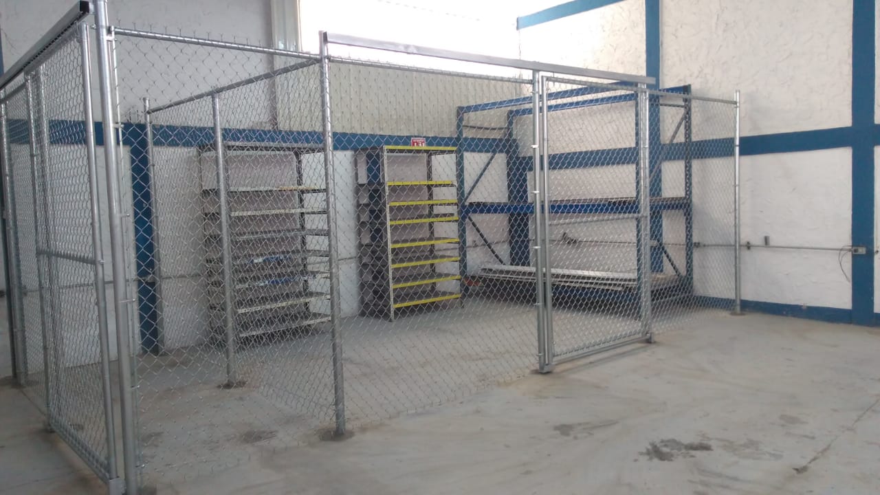 Instalación de cerco de Malla Ciclón con puertas corredizas en Zapopan